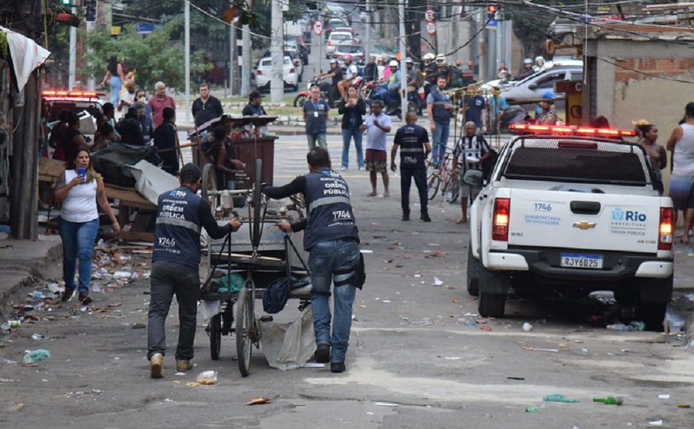 Prefeitura do Rio realiza megaoperação no trevo da Uerj contra usuários de drogas e moradores de rua