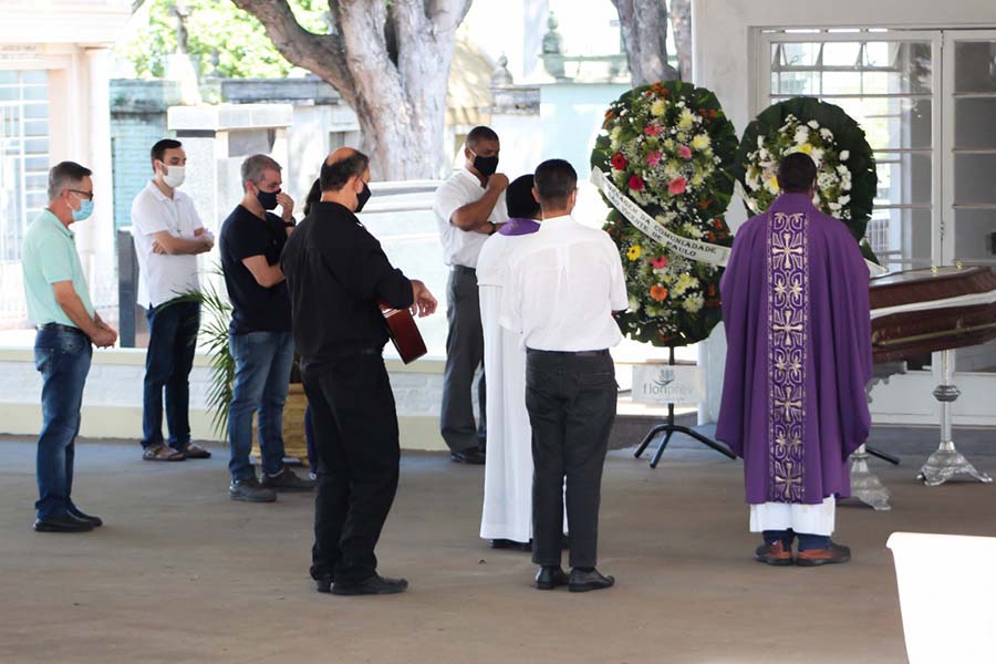 Vítima da covid-19, padre José Carlos  Rodrigues é sepultado em Marília