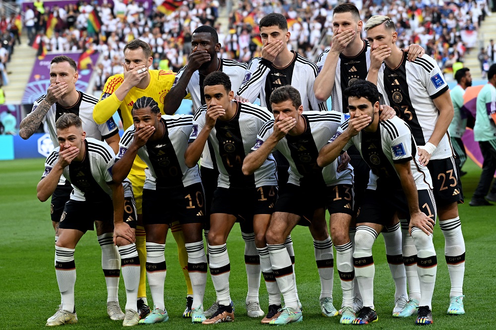 Alemanha protesta antes de jogo da Copa devido à proibição de faixa em apoio ao movimento LGBTQIA+