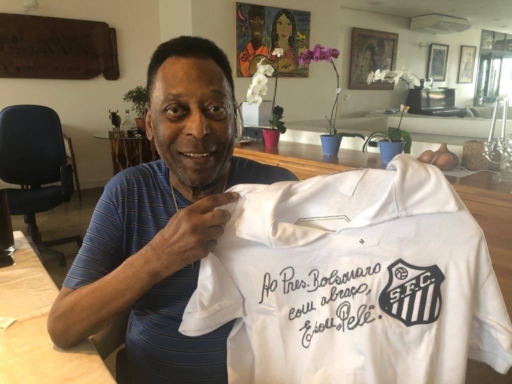 Pelé homenageia Bolsonaro com camisa do Santos autografada