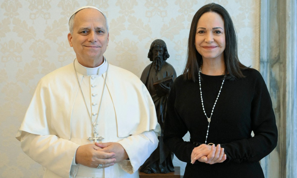 Papa Leão XIV recebe a líder opositora da Venezuela María Corina Machado no Vaticano
