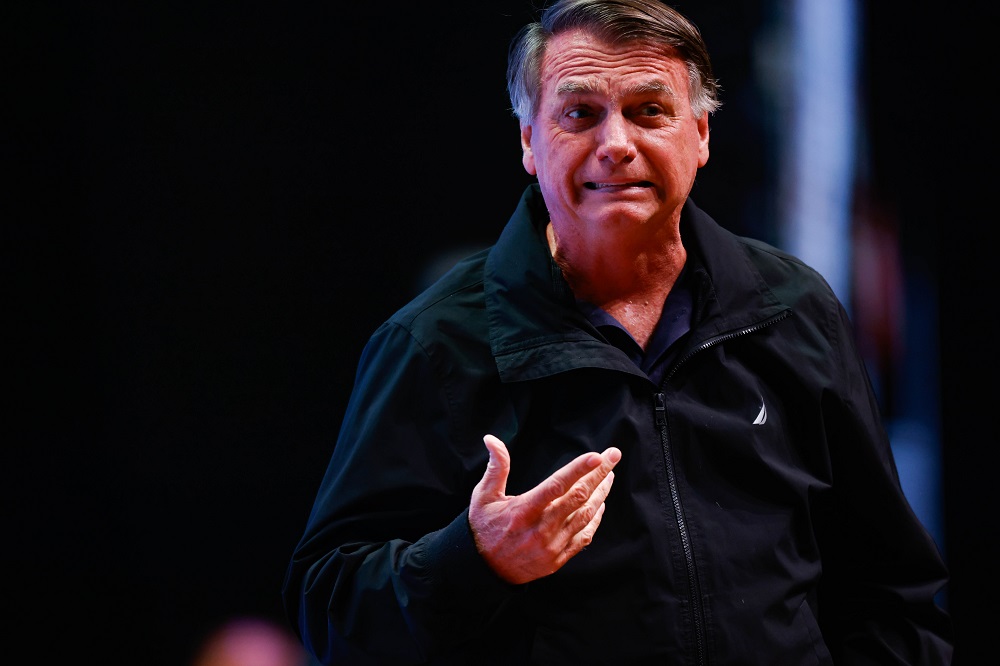 Bolsonaro recebe alta após 7 dias internado e volta à cela na PF