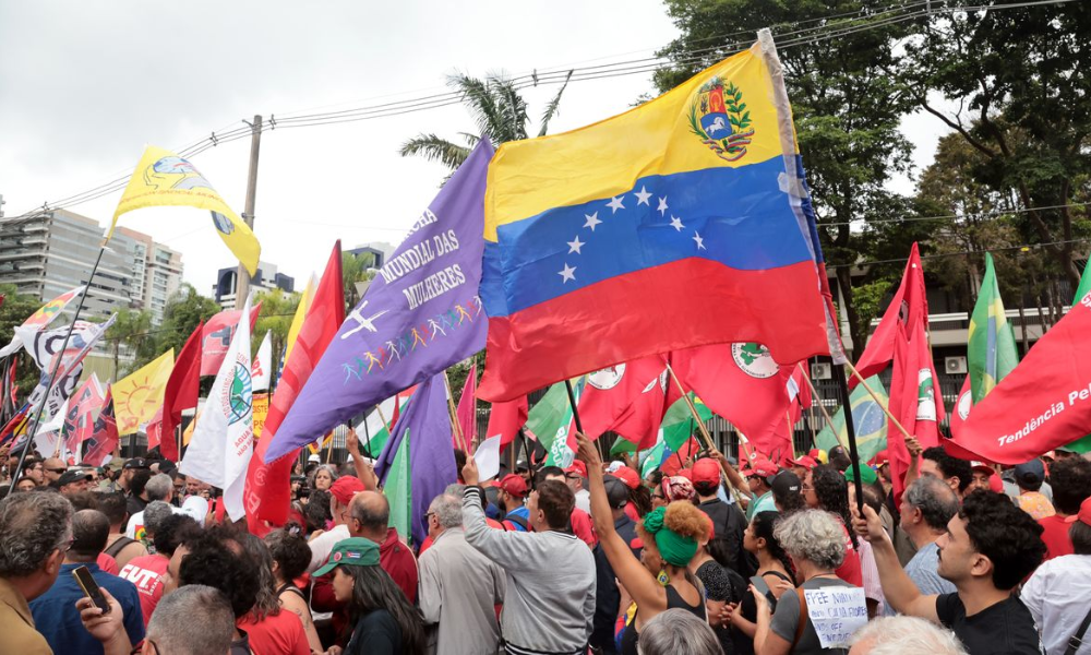 Manifestantes pedem libertação de Maduro em ato em frente ao consulado dos EUA em São Paulo