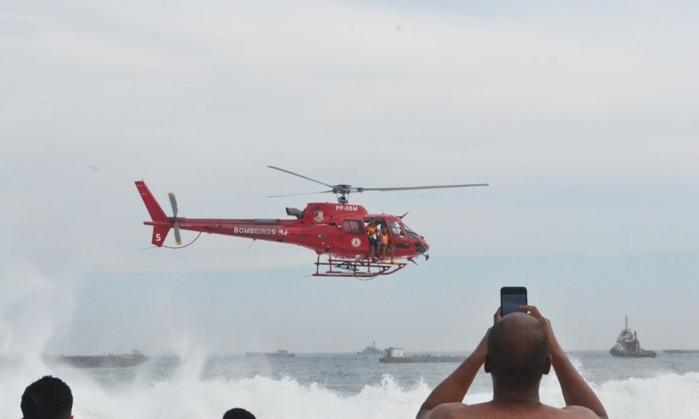 Adolescente desaparece e mais de 500 pessoas são resgatadas em Copacabana
