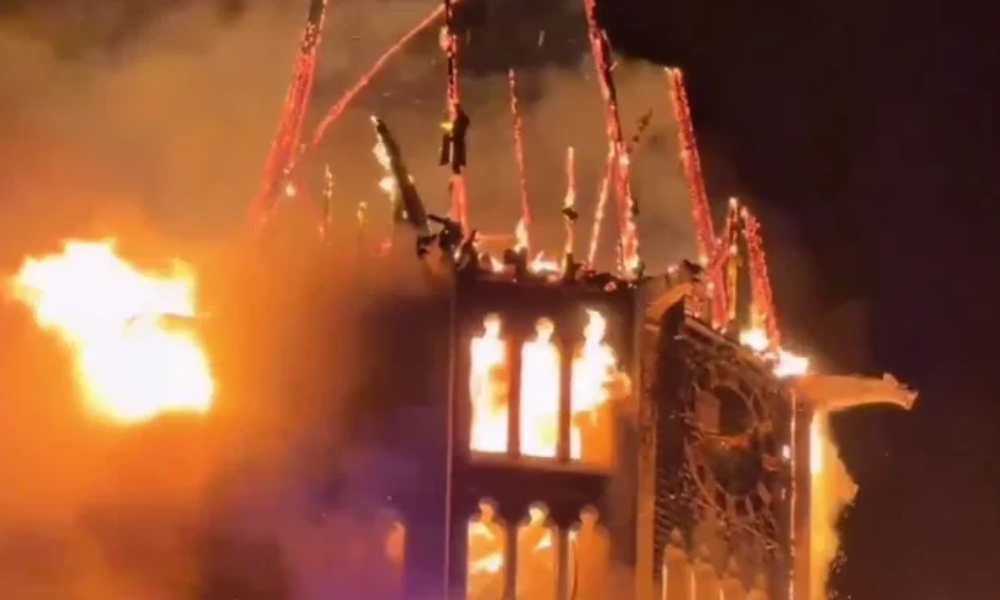 Incêndio destrói igreja histórica em Amsterdã durante celebrações de Ano Novo