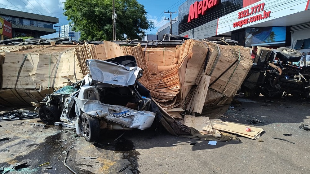 Carreta desgovernada causa acidente e deixa pelo menos 10 feridos em Chapecó