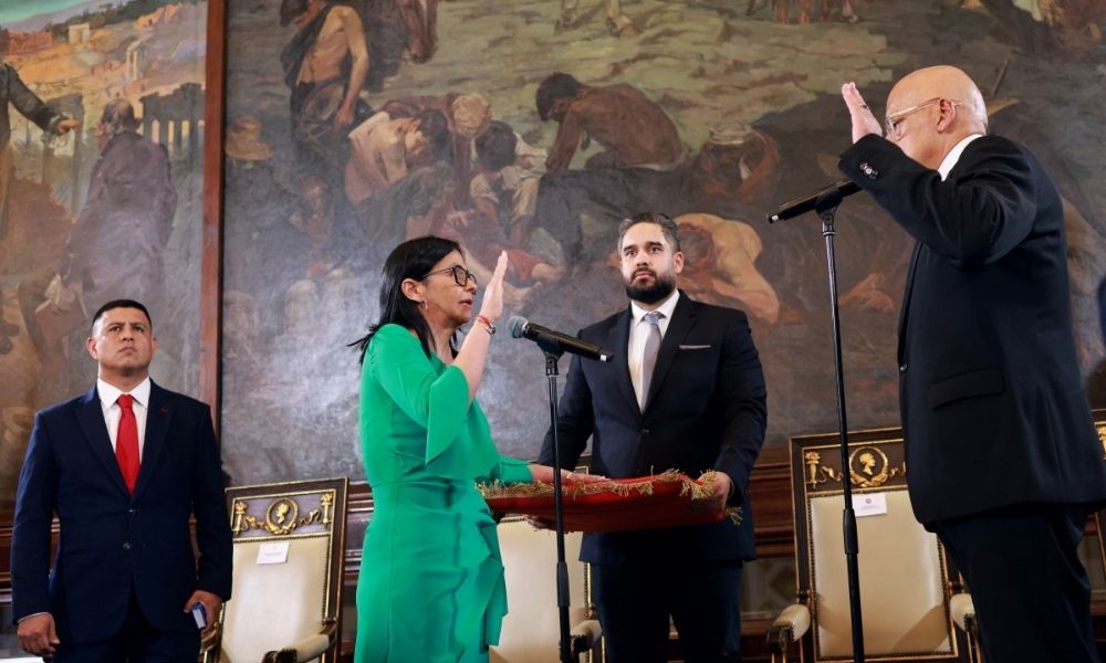 Delcy Rodríguez é empossada pelo irmão como presidente interina da Venezuela