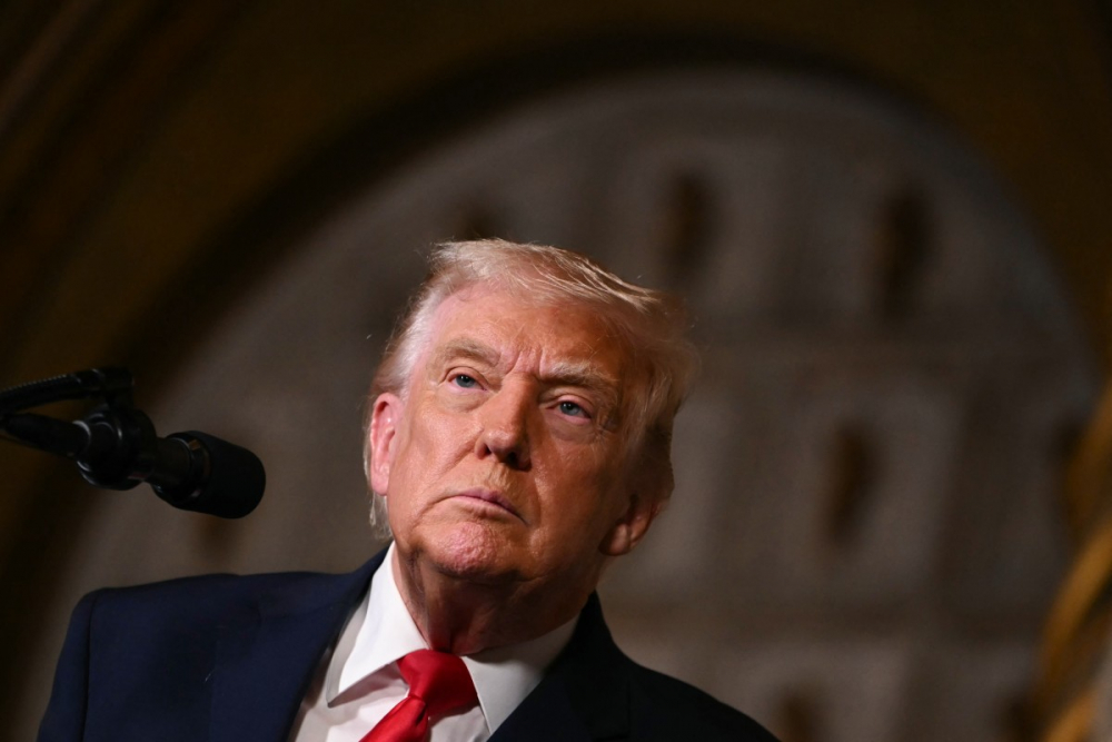 Trump retoma viagem ao Fórum de Davos após atraso por falha técnica em avião