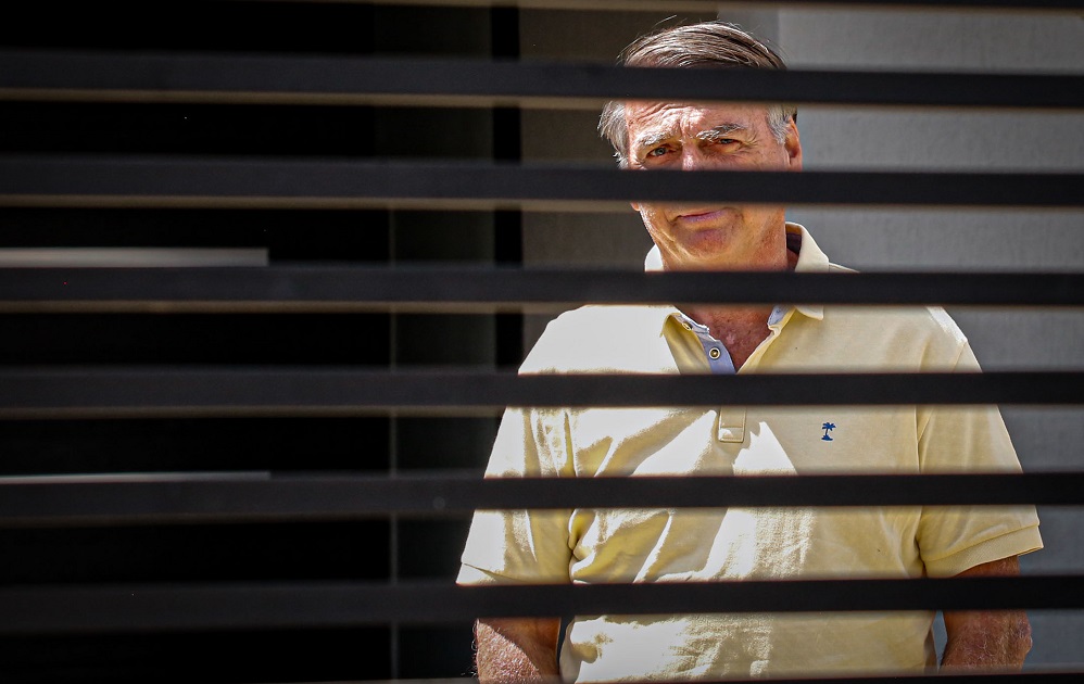 Carlos diz que Bolsonaro tem crise de azia e posta foto do pai