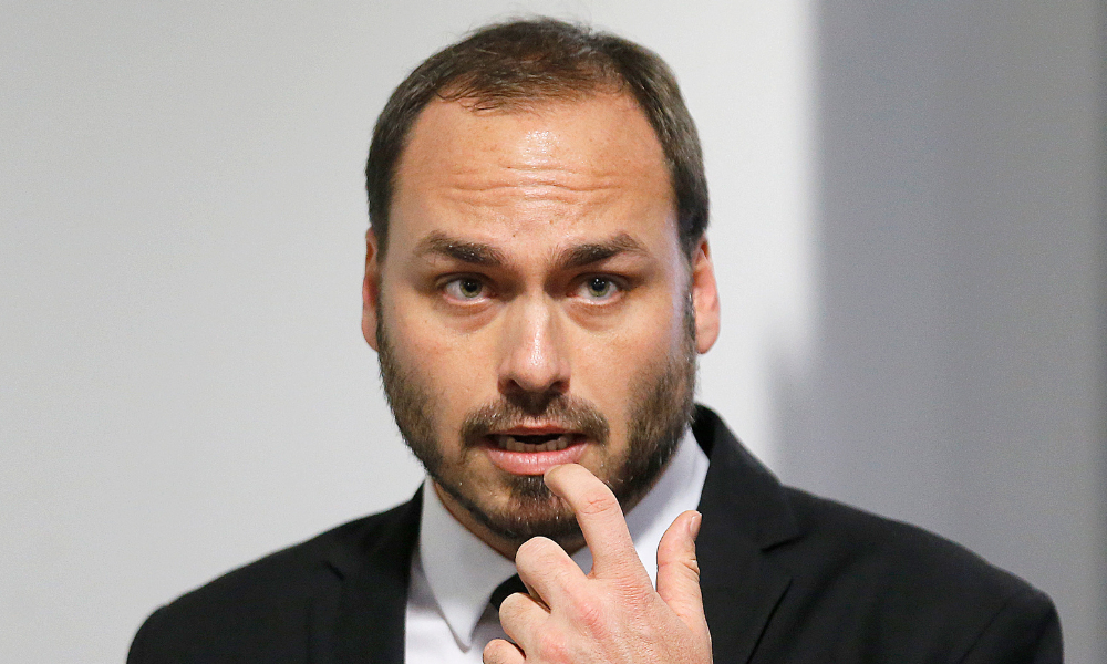 Carlos Bolsonaro ataca Moraes e diz que transferência do pai é um ‘marco simbólico de confronto institucional’