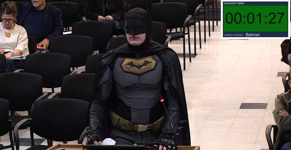 ‘Batman’ discursa contra o ICE em prefeitura na Califórnia