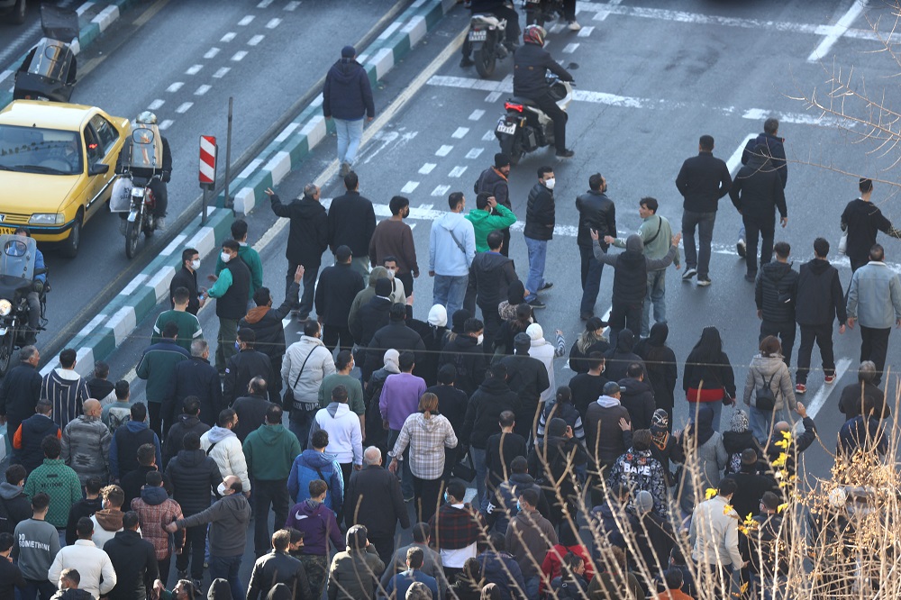Protestos continuam no Irã, apesar do medo a repressão