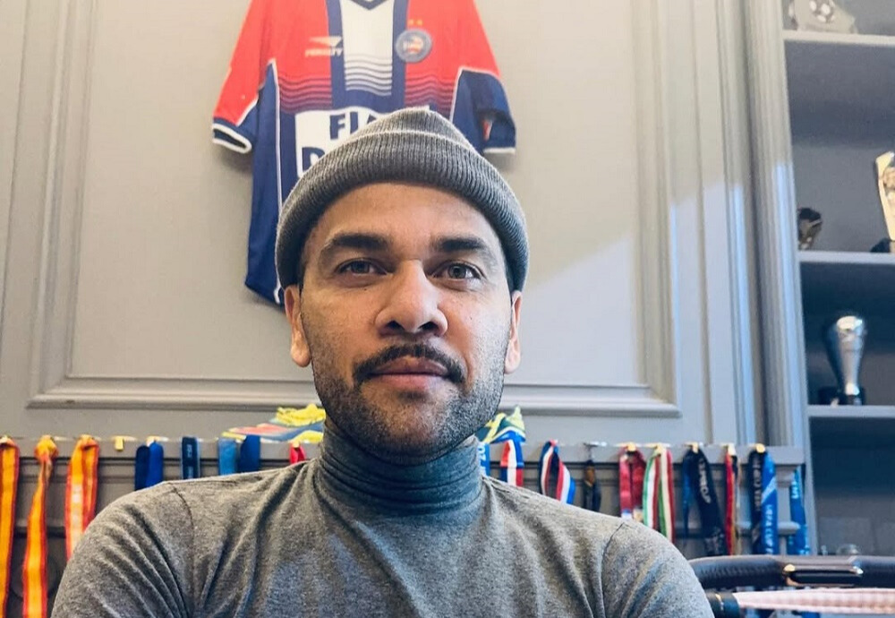 Aos 42 anos, Daniel Alves deve anunciar volta aos gramados nos próximos dias