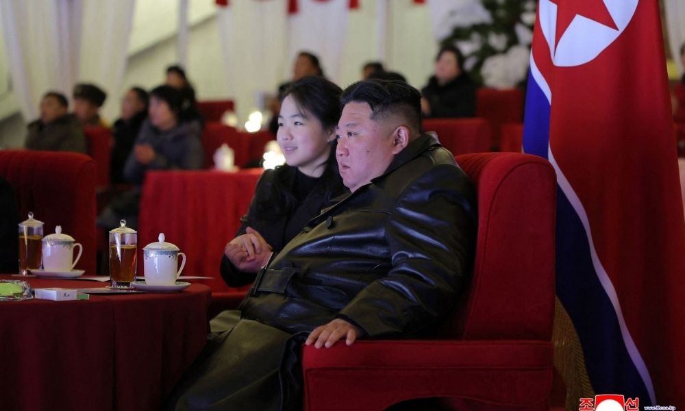 Filha de Kim Jong Un visita mausoléu familiar e alimenta especulações sobre sucessão