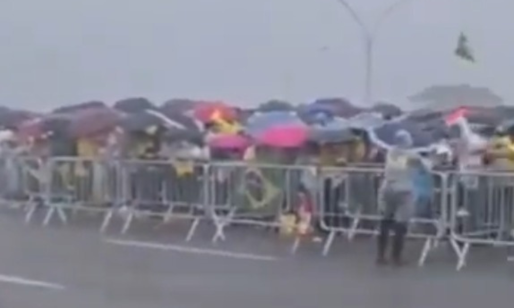 Vídeos mostram manifestantes sendo socorridos após queda de raio em Brasília; veja