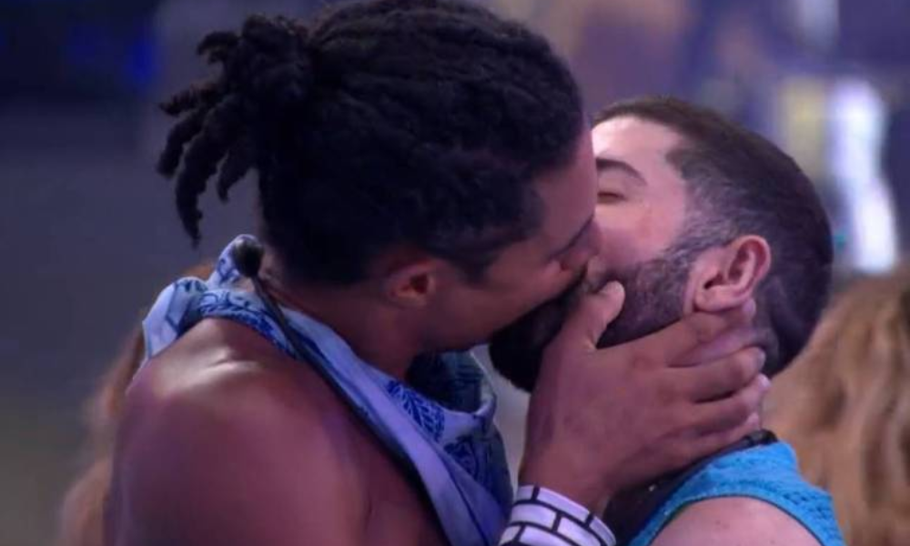 ‘BBB26’: Breno e Marcelo protagonizam o primeiro beijo da edição