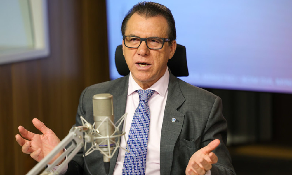 Luiz Marinho descarta candidatura e fica no governo Lula