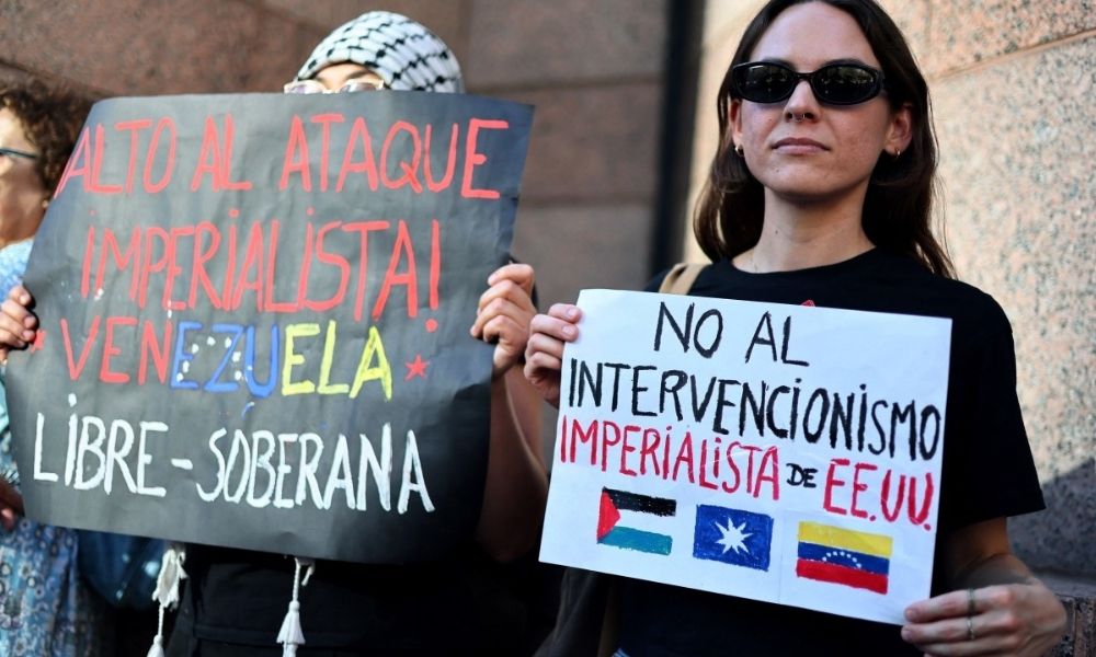 Chavistas protestam nas ruas após queda de Maduro