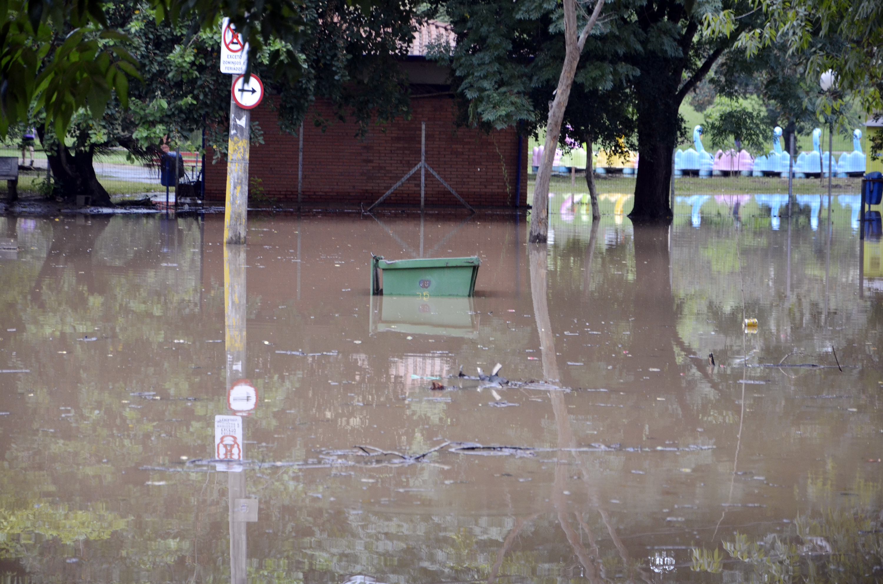 Motociclista morre após ser arrastado por enxurrada no interior de SP