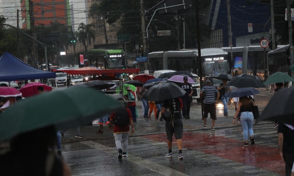 Chuva deixa cidade de SP em estado de atenção para alagamentos