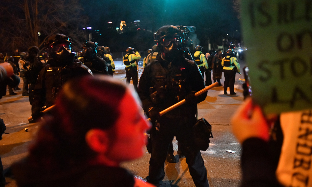 Agente do ICE atira em venezuelano durante operação em Mineápolis