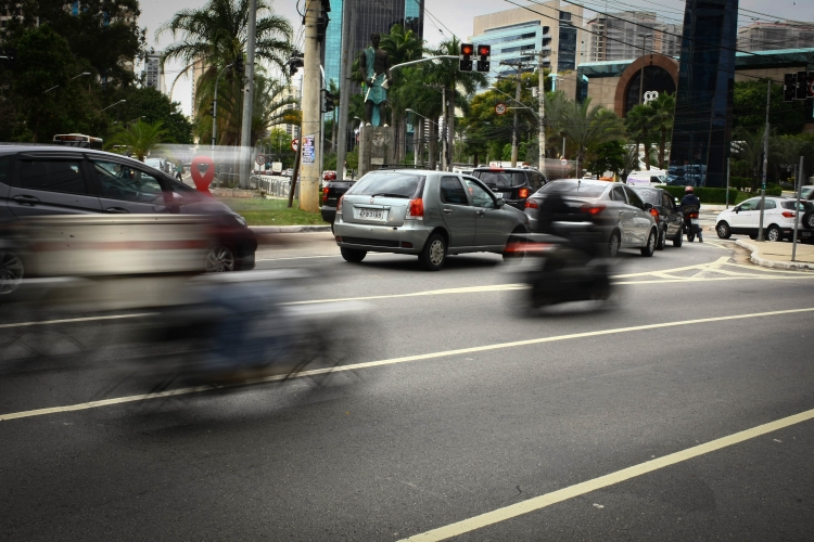 Acidentes fatais com motos aumentaram em 120% após criação da Faixa Azul, diz estudo