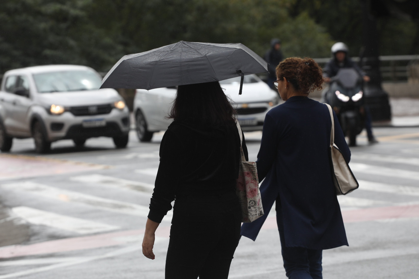 Calor e alta umidade favorecem pancadas de chuva isoladas em São Paulo nesta terça