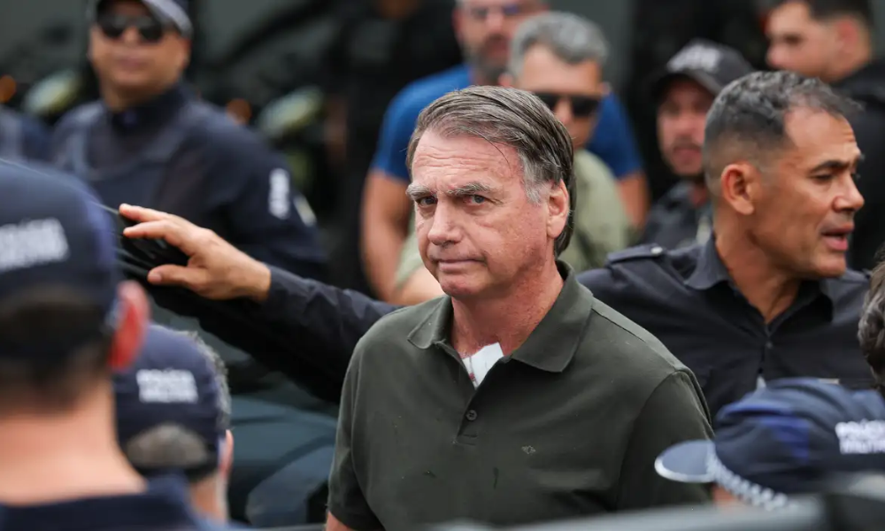 PF fornece protetor de ouvido a Bolsonaro para abafar ruído de ar-condicionado; Carlos critica