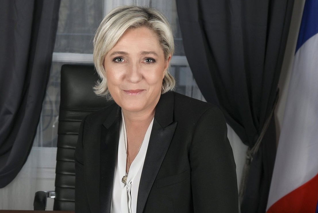 Le Pen é absolvida de acusação de racismo apresentada por jovem que usava véu