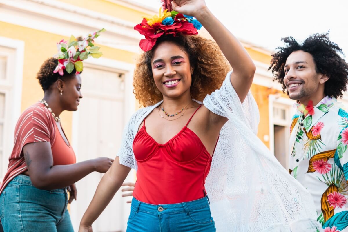 Maquiagem de carnaval que dura: guia de produtos e técnicas para resistir ao calor