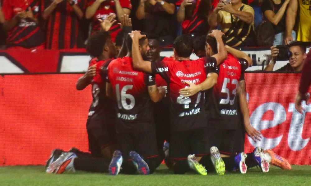 Santos busca o empate, mas Athletico-PR marca no final e vence no Brasileirão