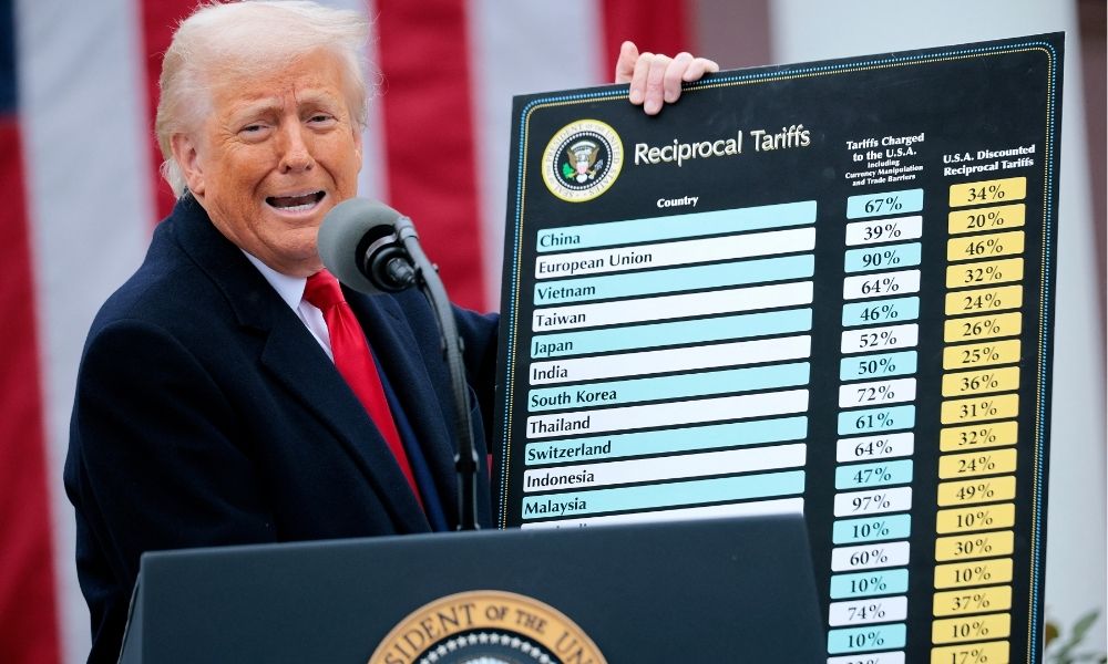 Apesar do tarifaço de Trump, déficit comercial dos EUA atinge novo recorde em 2025