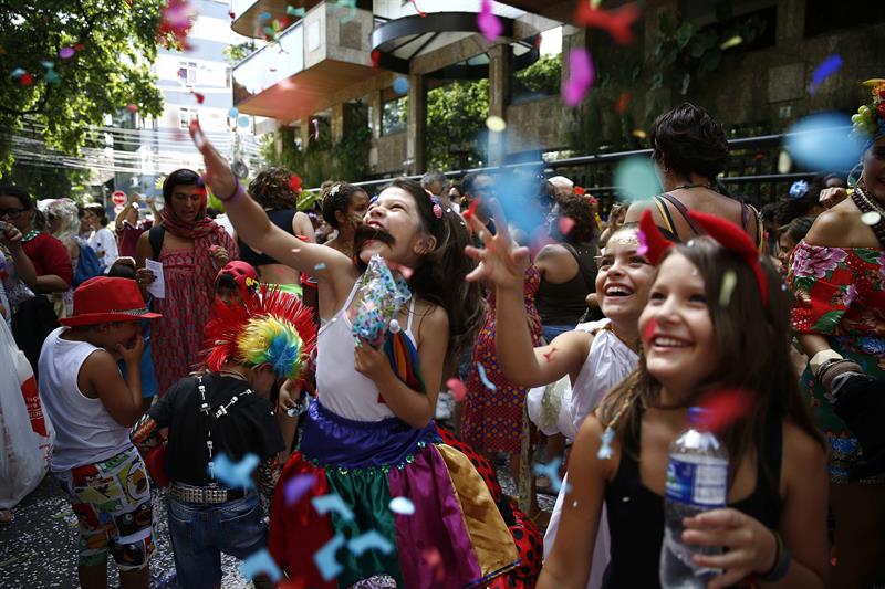 EUA pedem para turistas norte-americanos ‘evitarem favelas’ no Carnaval do Brasil