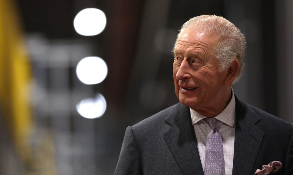 Rei Charles III afirma que ‘lei deve seguir seu curso’ após prisão de Andrew