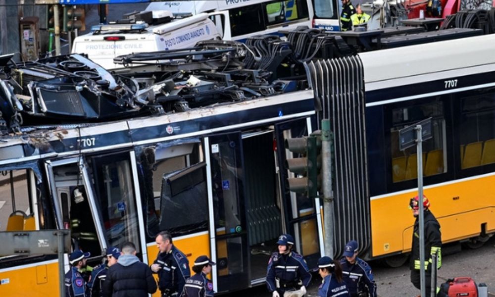 Bonde descarrila em Milão e deixa dois mortos e dezenas de feridos