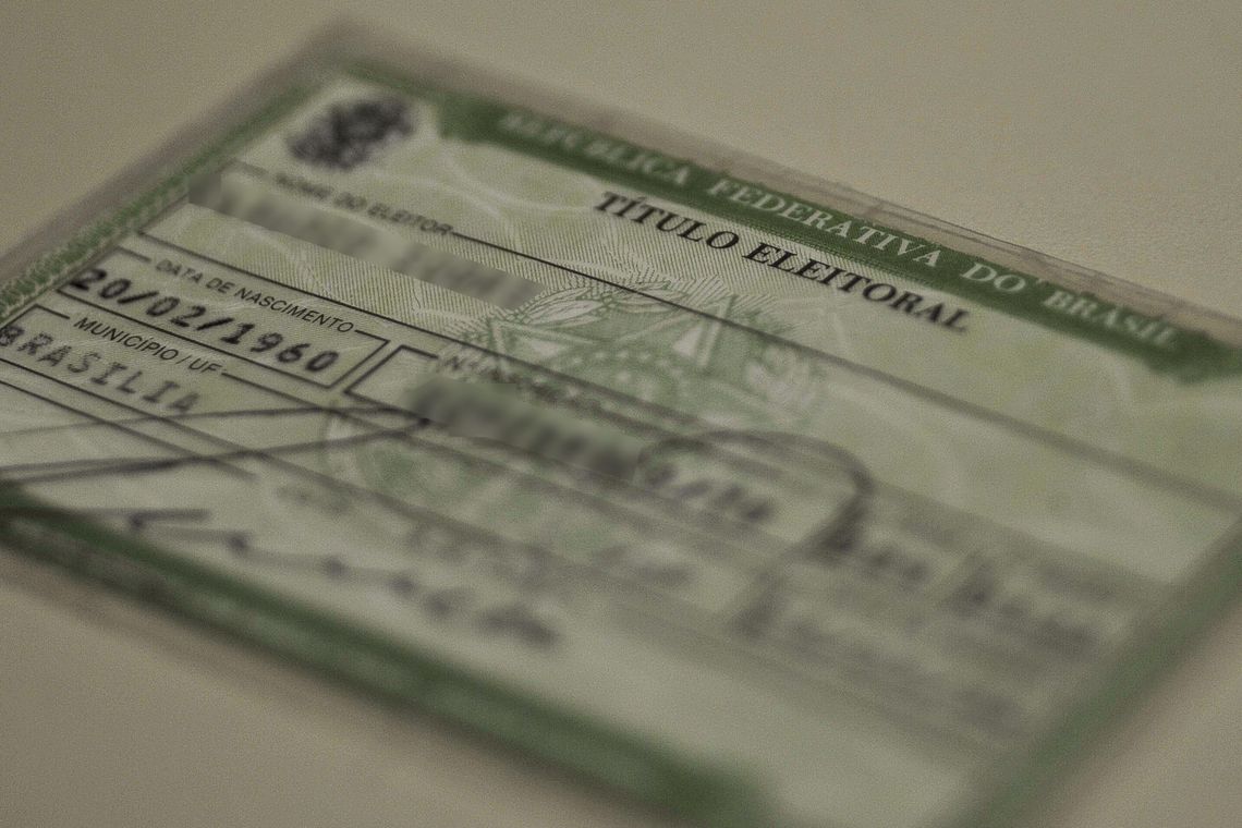 Análise dos documentos necessários para a votação e identificação civil