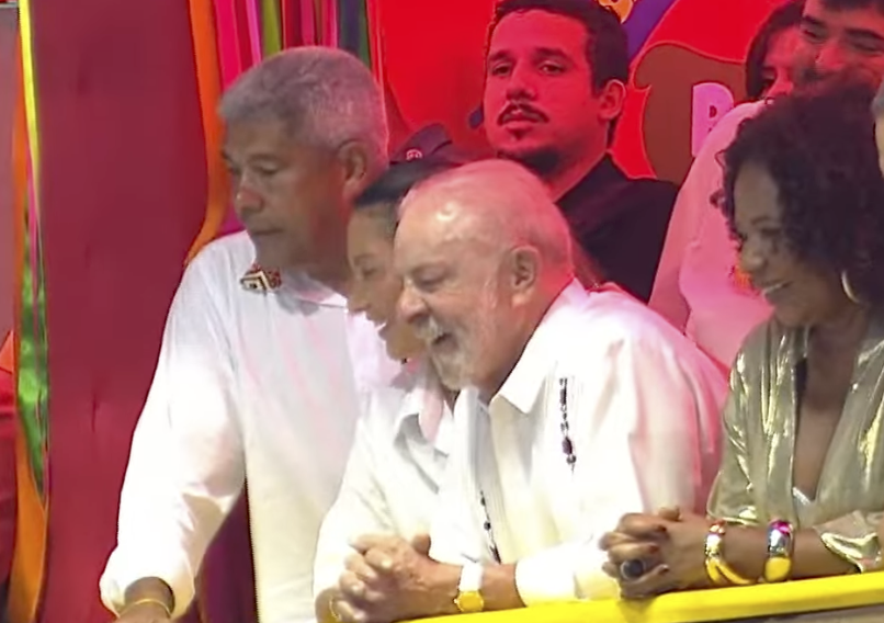 Com Lula presente, BaianaSystem puxa coro ‘sem anistia’ no Carnaval de Salvador