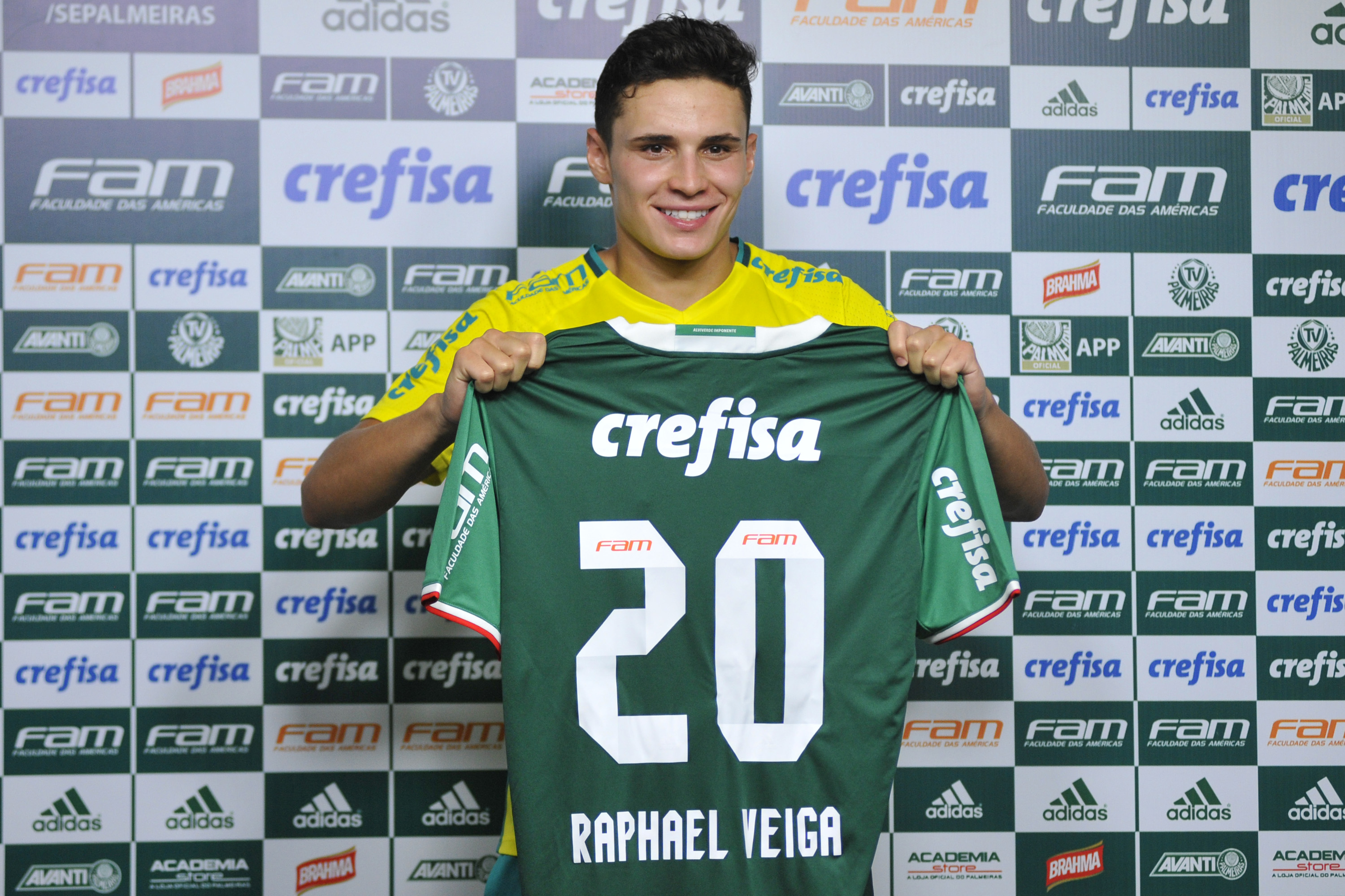 Raphael Veiga deixa o Palmeiras com coleção de títulos e status de ídolo