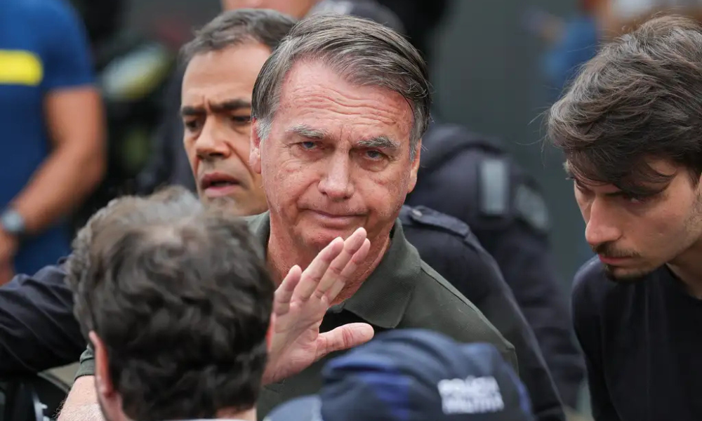 Bolsonaro pode perder aposentadoria do Exército, mas valor ficaria com Michelle