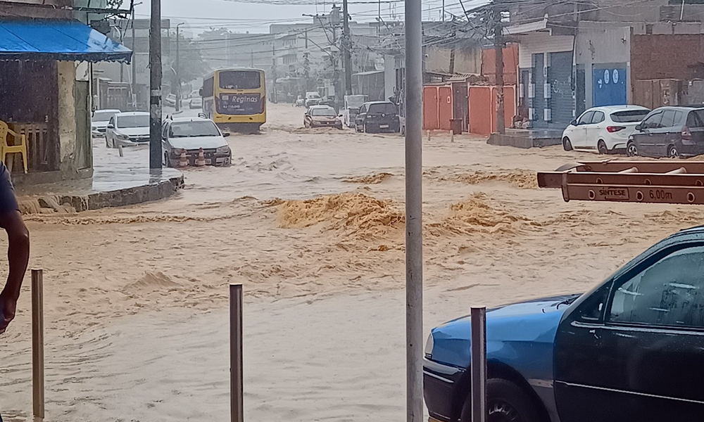 Idosa morre e 600 ficam desalojados após temporal em São João de Meriti