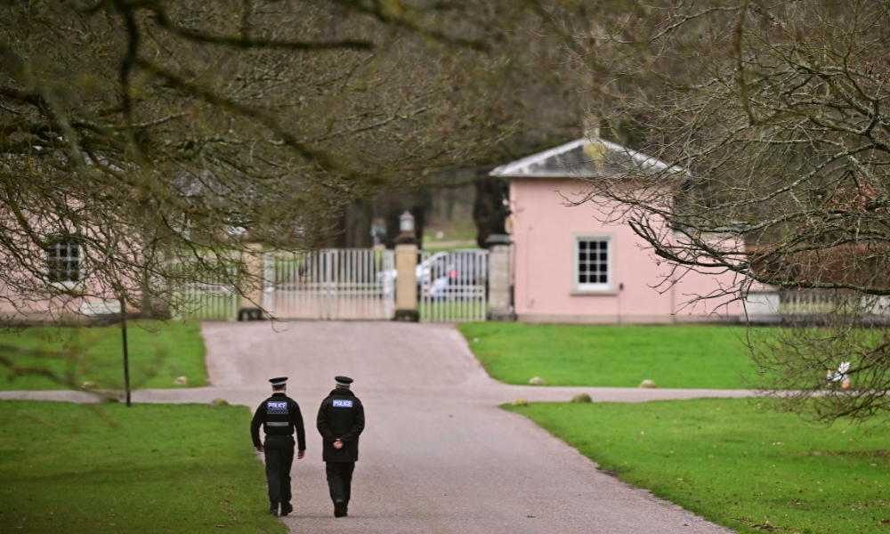 Polícia britânica realiza novas buscas em endereços ligados ao ex-príncipe Andrew