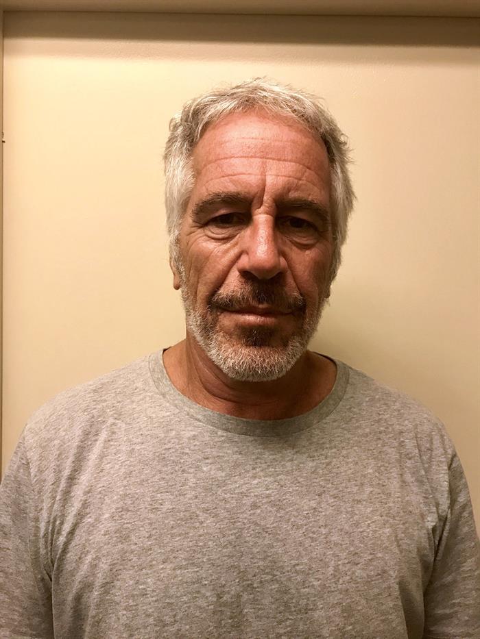 Ex-mordomo brasileiro relata ‘fluxo constante de mulheres jovens’ no apartamento de Epstein