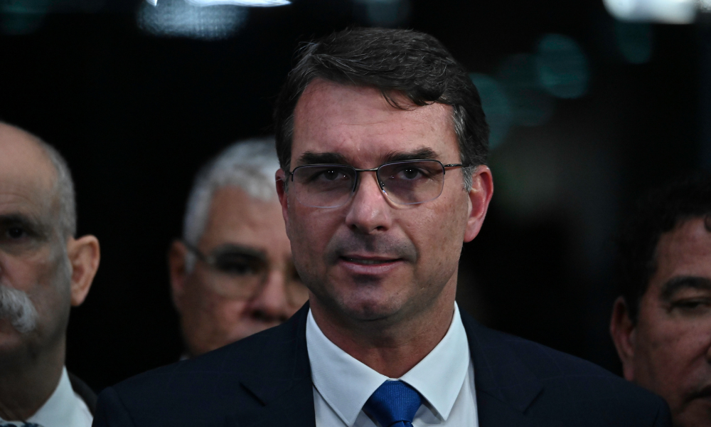 Flávio Bolsonaro classifica posicionamento do governo sobre EUA X Irã como inaceitável