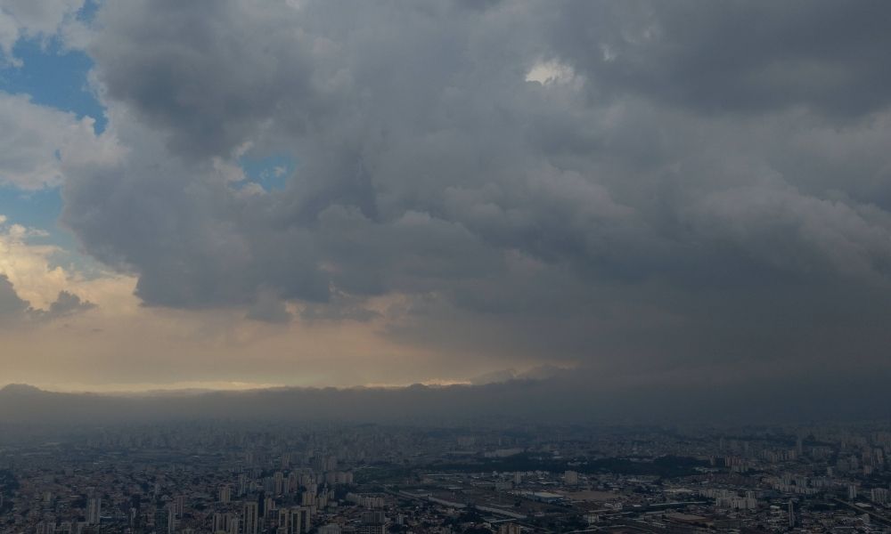 Chuvas causam interdição de estradas rumo ao litoral norte de São Paulo