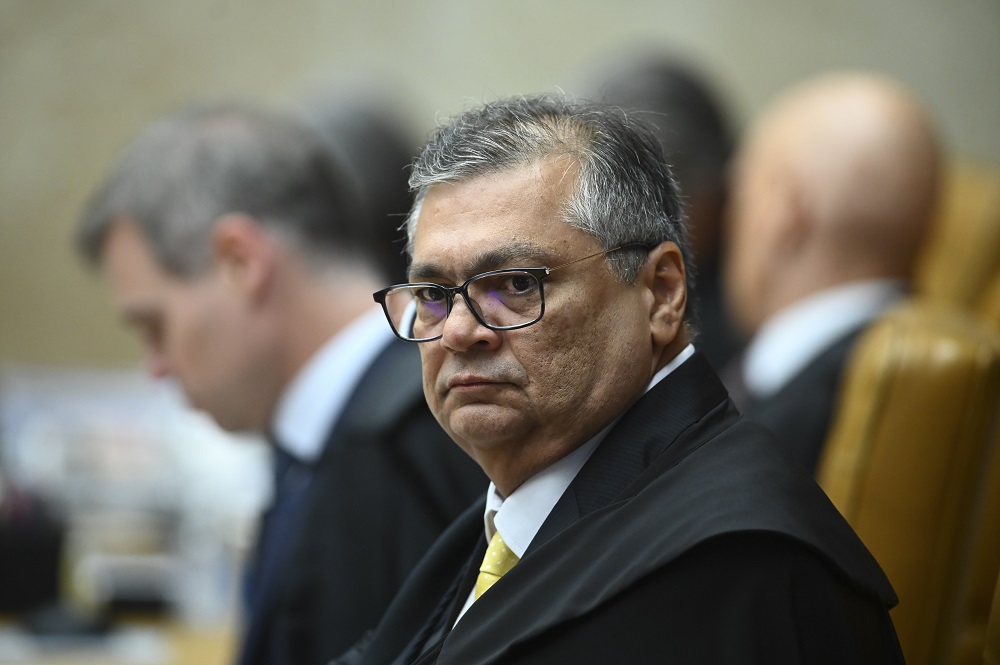 Decisão de Dino de suspender os “penduricalhos” divide parlamentares