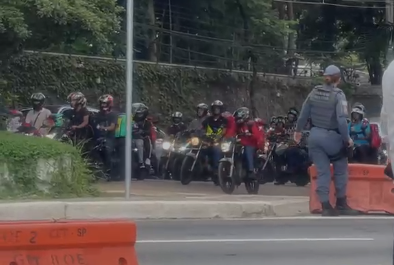 Motoboys fazem paralisações em SP contra medida do governo estadual
