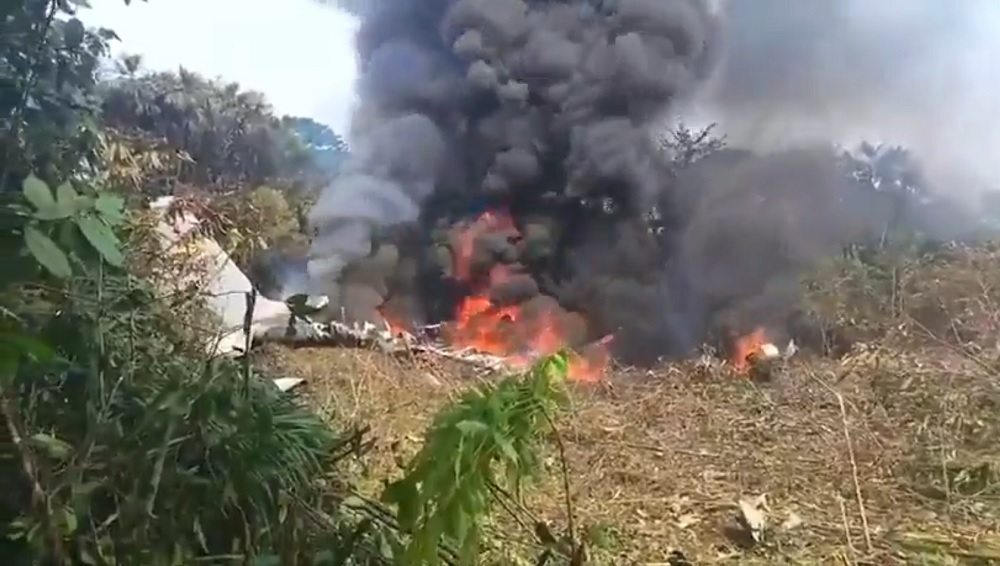Avião militar cai na Colômbia e mata pelo menos oito pessoas