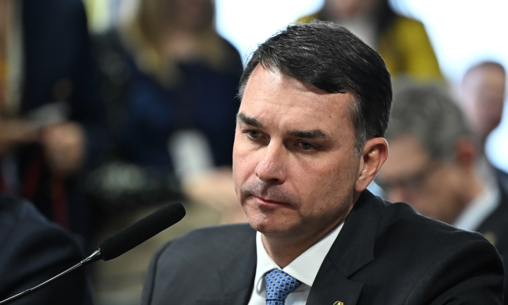 Flávio pede monitoramento e pressão diplomática por ‘eleições justas’ no Brasil em discurso nos EUA