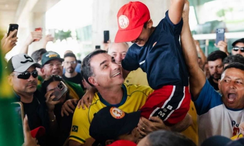 Flávio faz aceno às mulheres e critica segurança pública do PT em 1º discurso no Nordeste