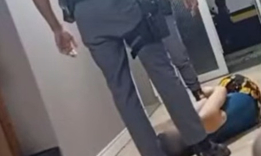 PM agride mulher com socos e chutes no litoral de SP